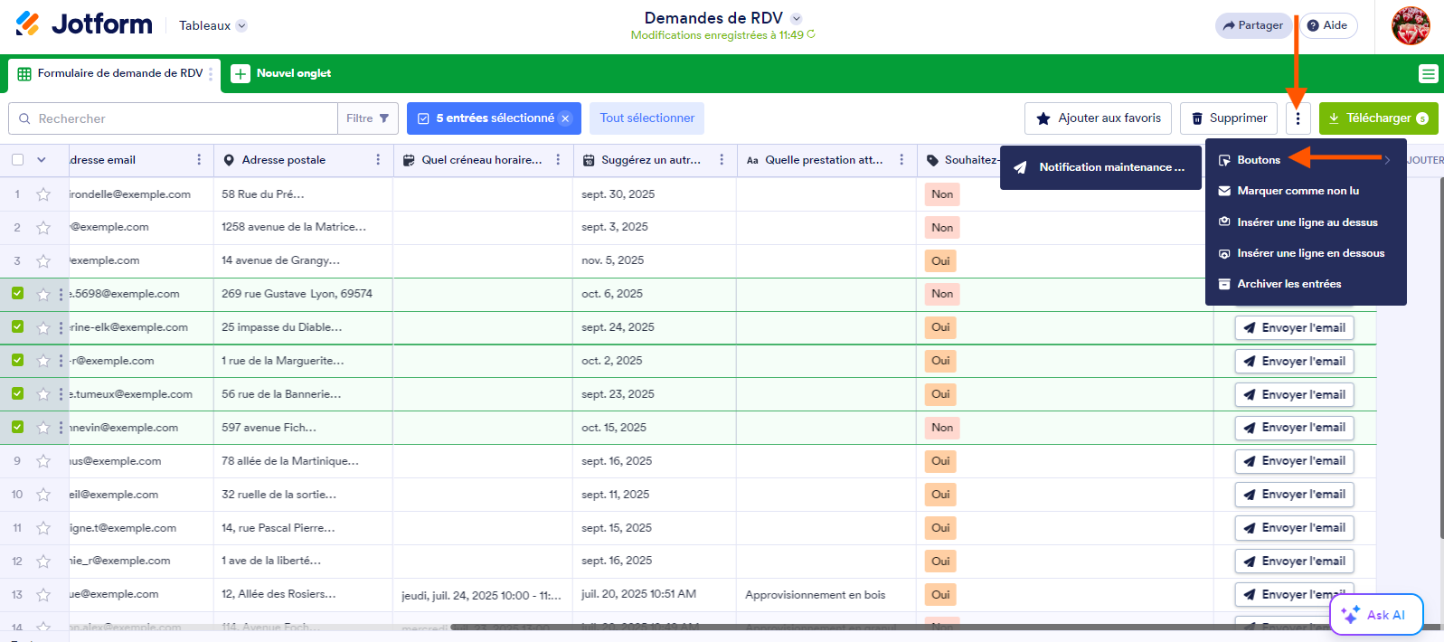 Capture d'écran avec plusieurs soumissions sélectionnées et une flèche pointant vers les trois points verticaux et une autre pointant vers l'option Boutons dans les Tableaux Jotform