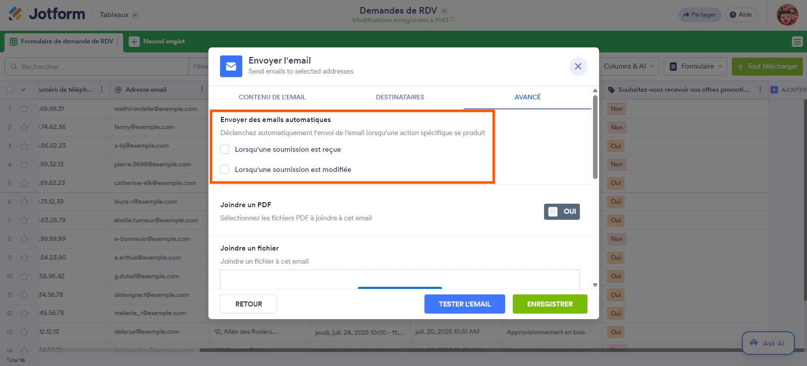 Capture d'écran des options Envoyer des emails automatiques avec un encadré des paramètres d'email dans la fenêtre Envoyer un email dans les Tableaux Jotform