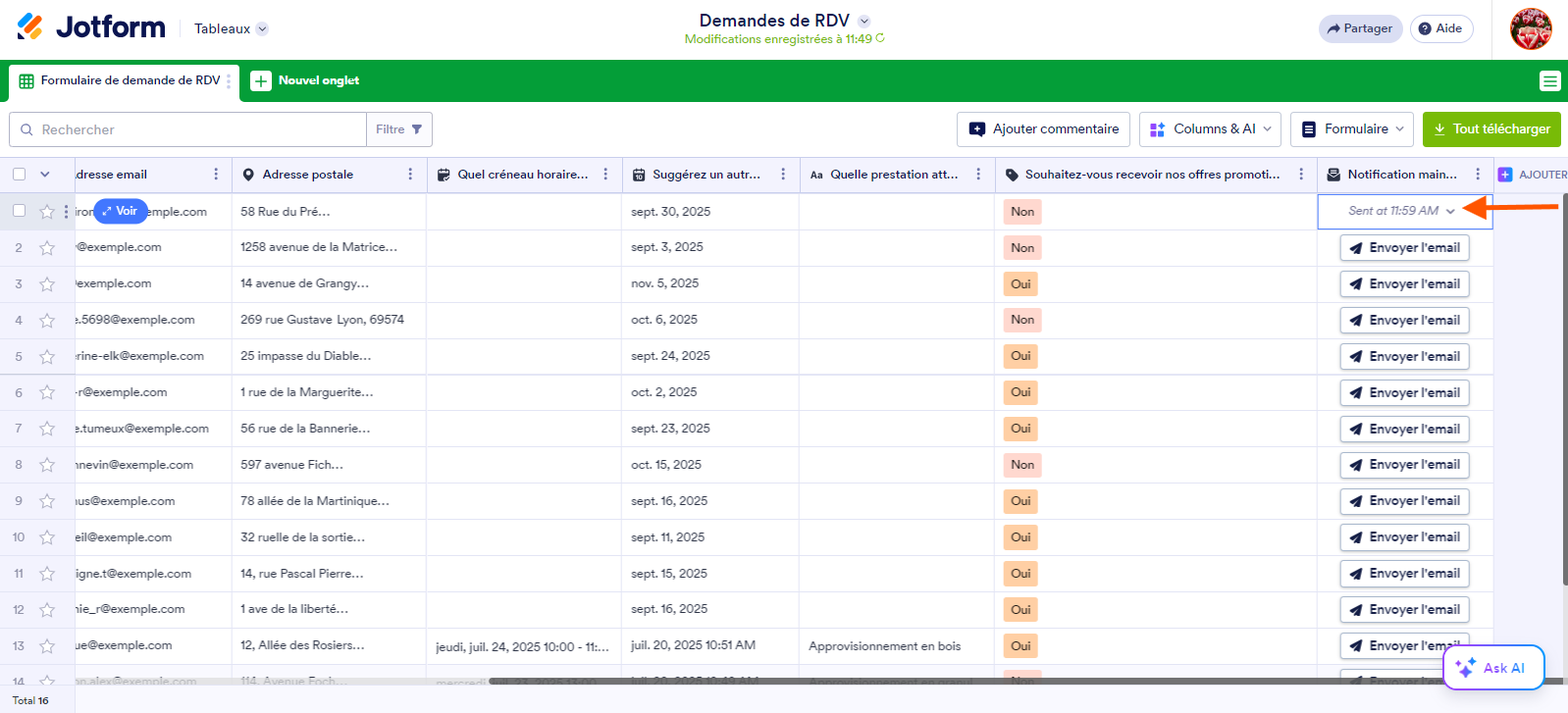 Capture d'écran de la nouvelle colonne avec une flèche pointant vers l'horodatage affiché sur l'un des boutons d'action Envoyer l'email dans les Tableaux Jotform
