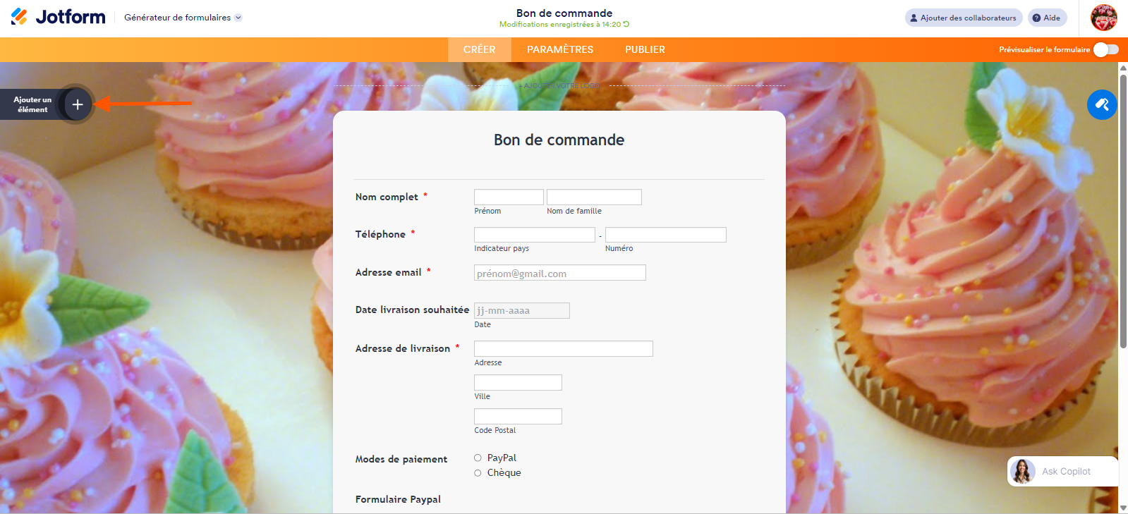 Capture d'écran d'un formulaire de bon de commande avec une flèche pointant vers le bouton Ajouter un élément + à gauche dans le Générateur de formulaires Jotform