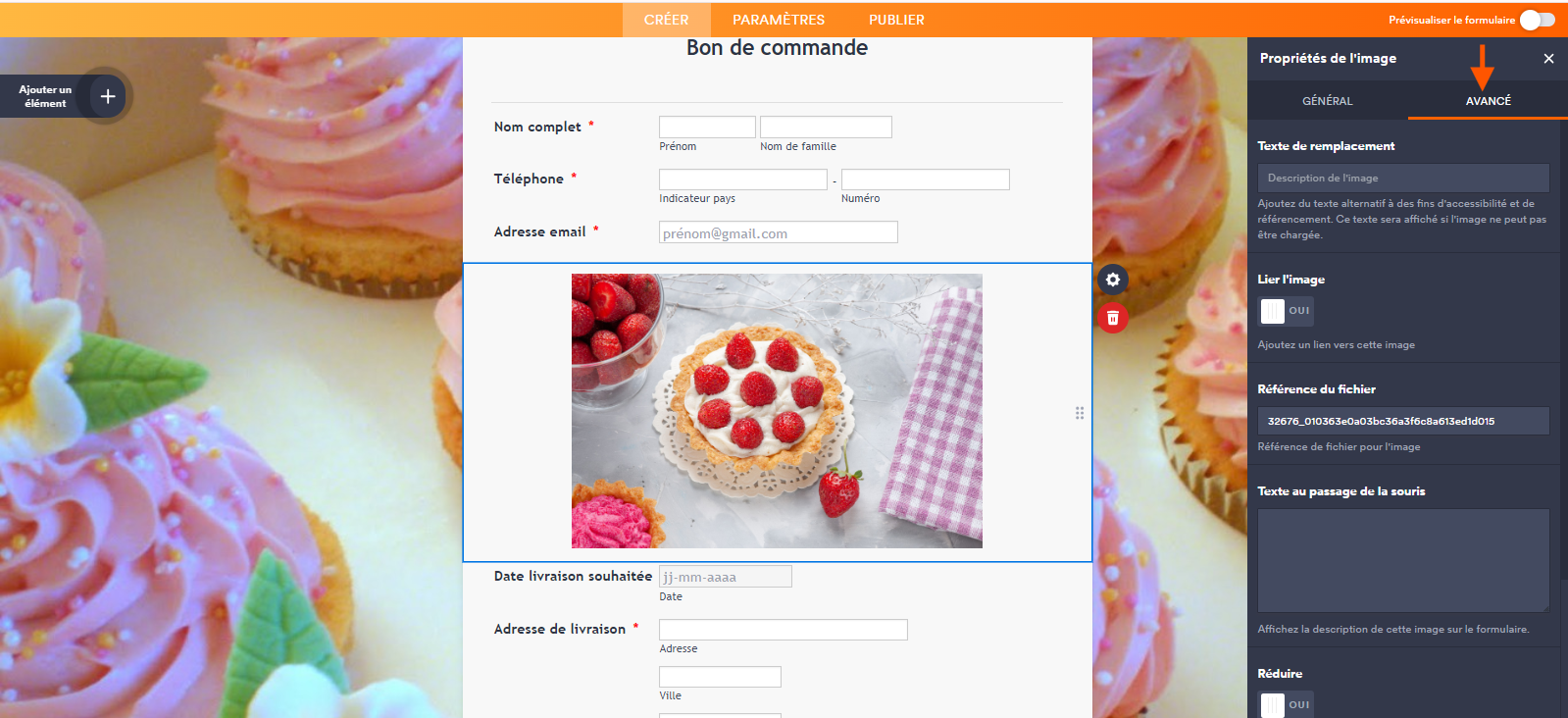 Capture d'écran du volet propriétés de l'image avec une flèche pointant vers l'onglet Avancé  dans le Générateur de formulaires Jotform