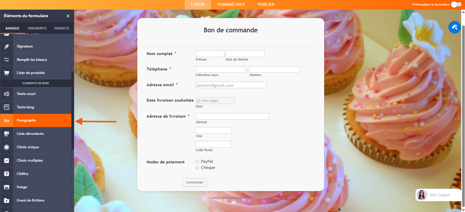 Capture d'écran d'un formulaire avec une flèche pointant vers l'option Paragraphe dans l'onglet Basique du volet Ajouter un élément + à gauche dans le Générateur de formulaires Jotform