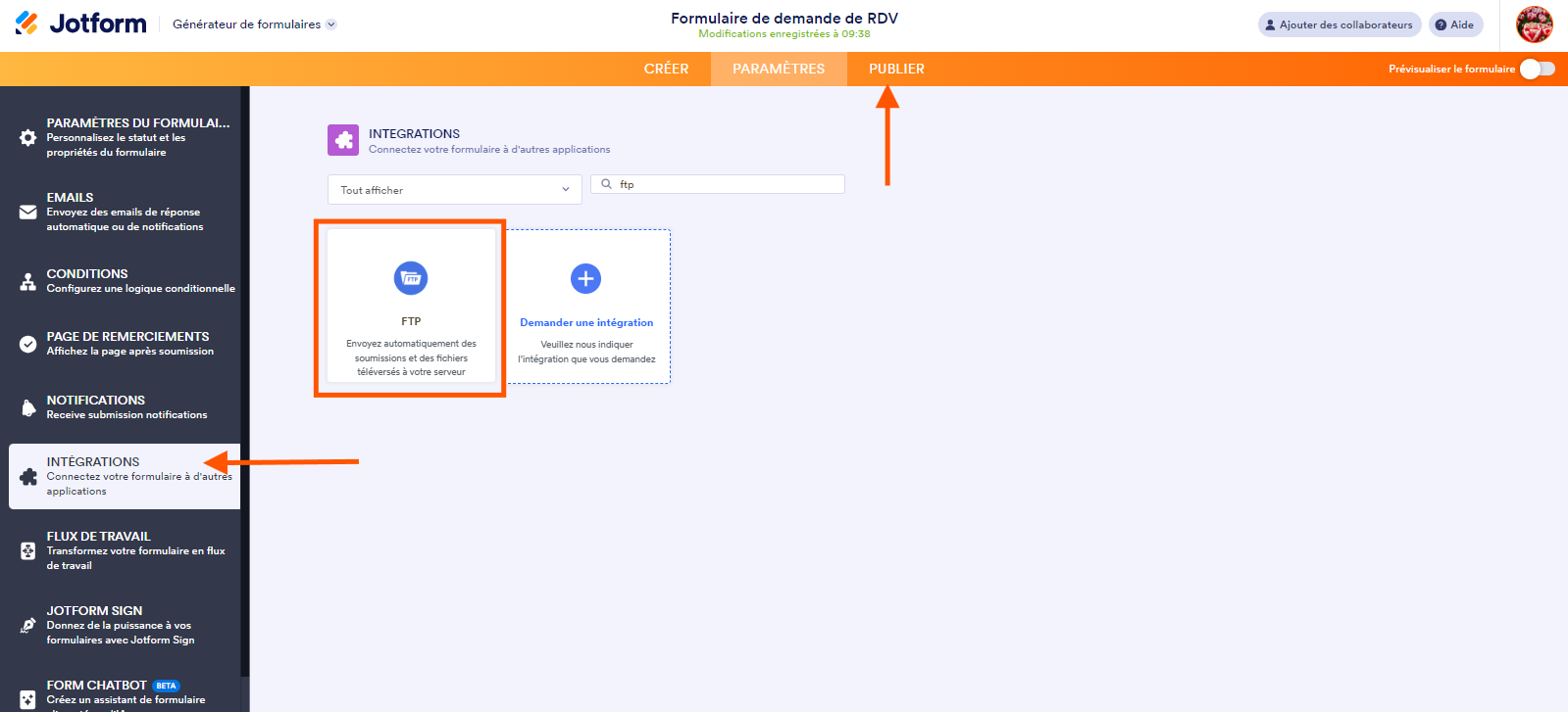 Capture d'écran du Générateur de formulaires Jotform avec une flèche pointant vers l'onglet Paramètres en haut du formulaire, une autre pointant vers Intégrations dans le volet de gauche et un encadré autour de l'intégration FTP