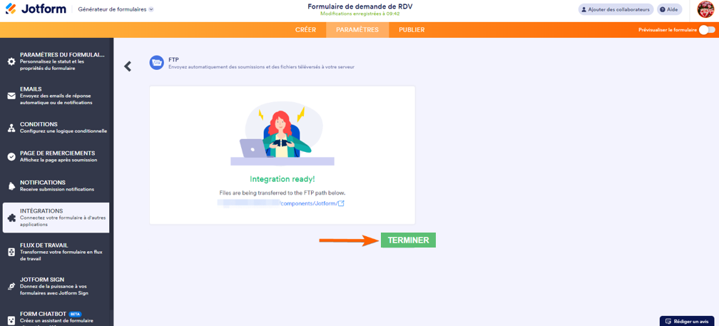 Capture d'écran de la dernière étape de l'intégration FTP de Jotform avec une flèche pointant vers le le bouton Terminer de l'intégration FTP dans le Générateur de formulaires Jotform