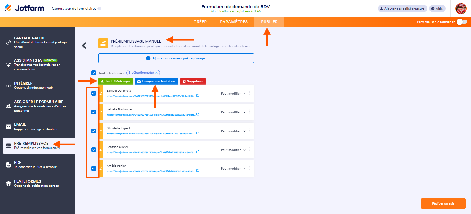 Capture d'écran d'un formulaire dans le Générateur de formulaires Jotform avec un flèche pointant vers l'onglet Publier, une autre vers Préremplissage dans le volet à gauche, une autre vers Préremplissage manuel, une autre vers Tout sélectionner et une autre vers Envoyer une invitation