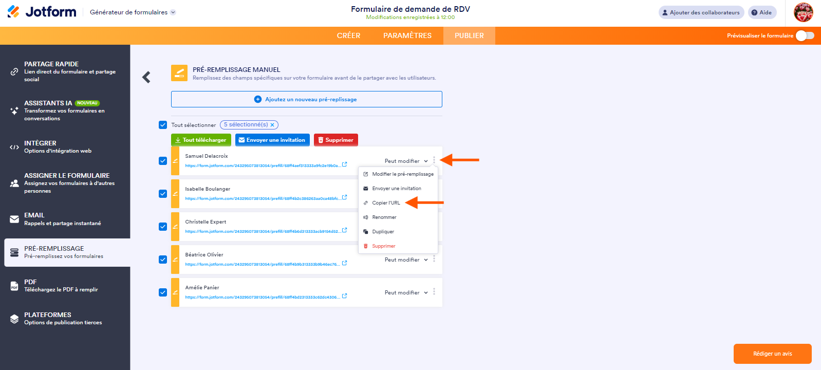 Capture d'écran de la fenêtre Préremplissage manuel avec une flèche pointant vers les trois points à droite de la première adresse email préremplie et une autre pointant vers l'option Copier l'URL dans le menu ouvert, dans le Générateur de formulaires Jotform