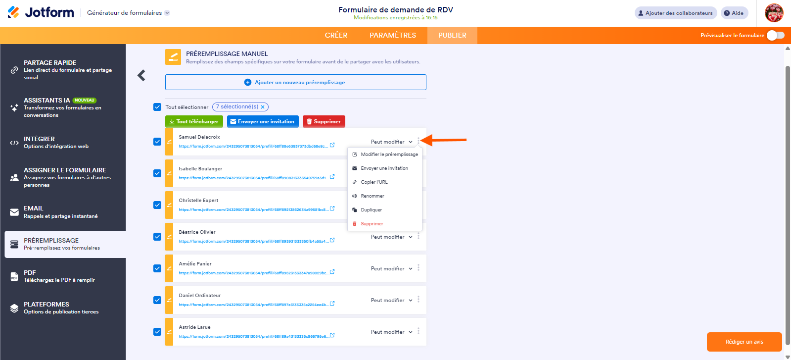 Capture d'écran des options des éléments  préremplis avec une flèche pointant vers les trois points verticaux dans les paramètres de Préremplissage manuel dans le Générateur de formulaires Jotform