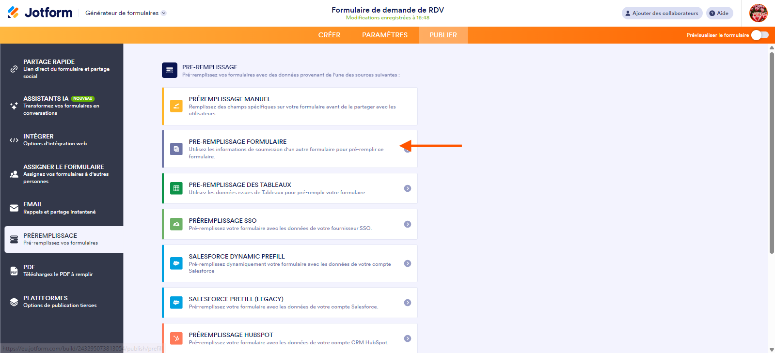 Capture d'écran de l'onglet Publier d'un formulaire avec Préremplissage sélectionné dans le volet de gauche et une flèche pointant vers Préremplissage de formulaire dans la liste des types de préremplissage dans le Générateur de formulaires Jotform