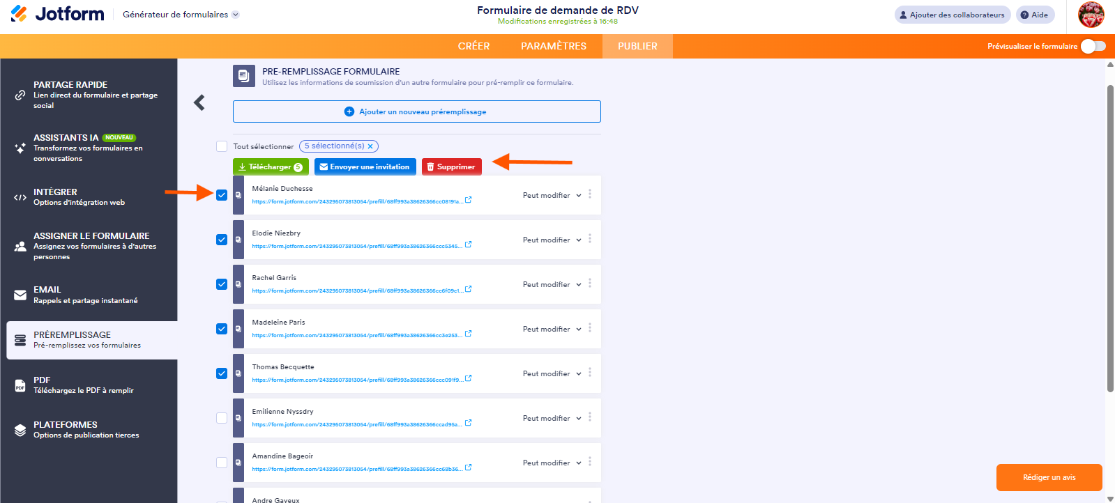 Capture d'écran montrant la liste des URL des éléments préremplis avec une flèche pointant vers les boutons Télécharger, Envoyer une invitation et Supprimer dans le Préremplissage de formulaire dans le Générateur de formulaires Jotform