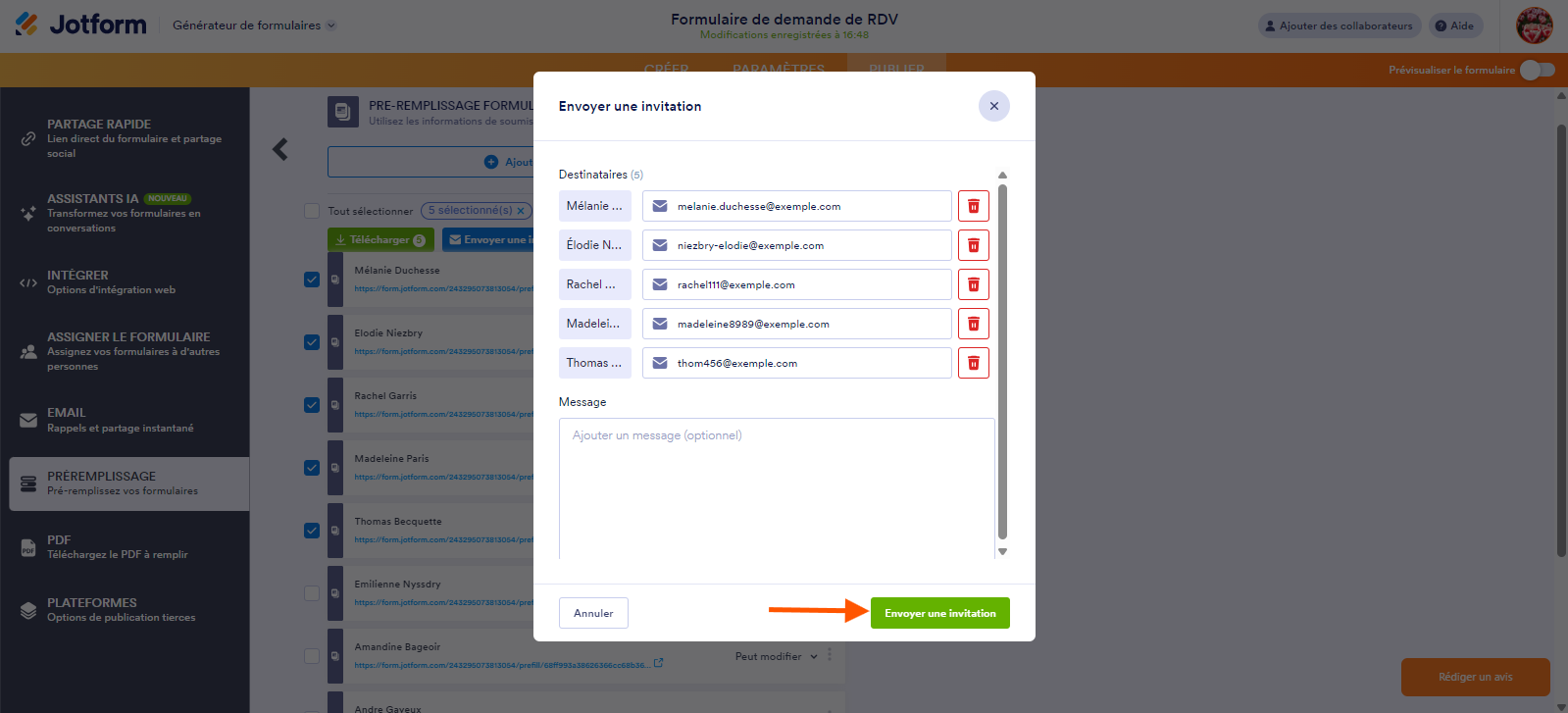Capture d'écran de la fenêtre modale Envoyer une invitation dans Préremplissage de formulaire dans le Générateur de formulaires Jotform avec une flèche pointant vers le bouton Envoyer une invitation