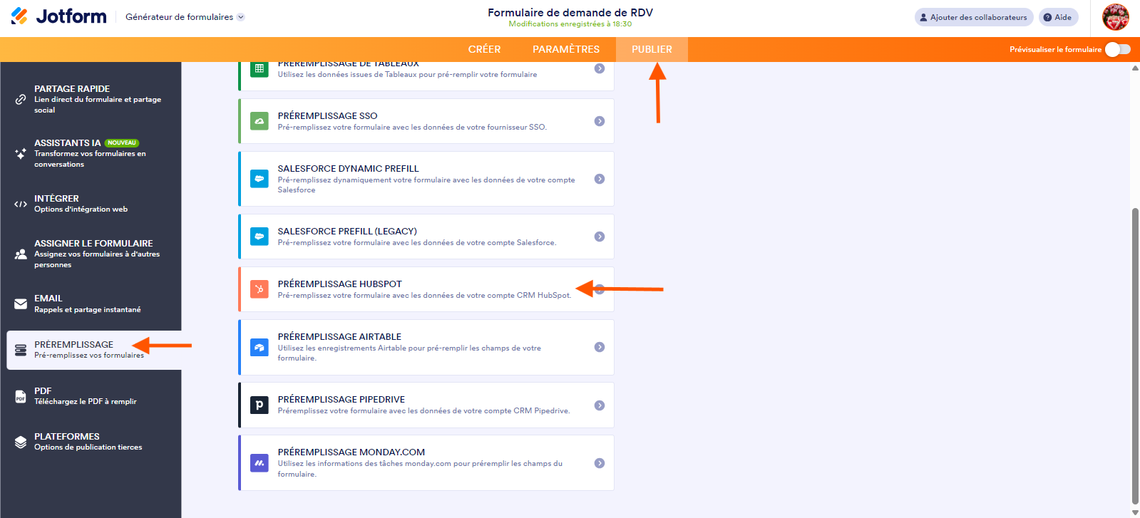 Capture d'écran de l'onglet Publier avec une flèche pointant dessus, une autre pointant vers Préremplissage et une troisième pointant vers Préremplissage Hubspot dans le Générateur de formulaires Jotform