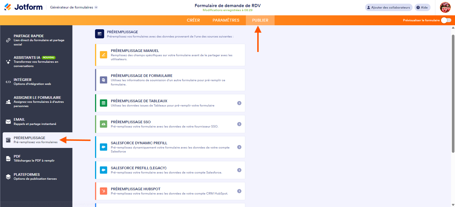 Capture d'écran montrant la liste des types de préremplissage dans le Générateur de formulaires Jotform avec une flèche pointant vers l'onglet Publier et une autre pointant vers Préremplissage dans le volet de gauche