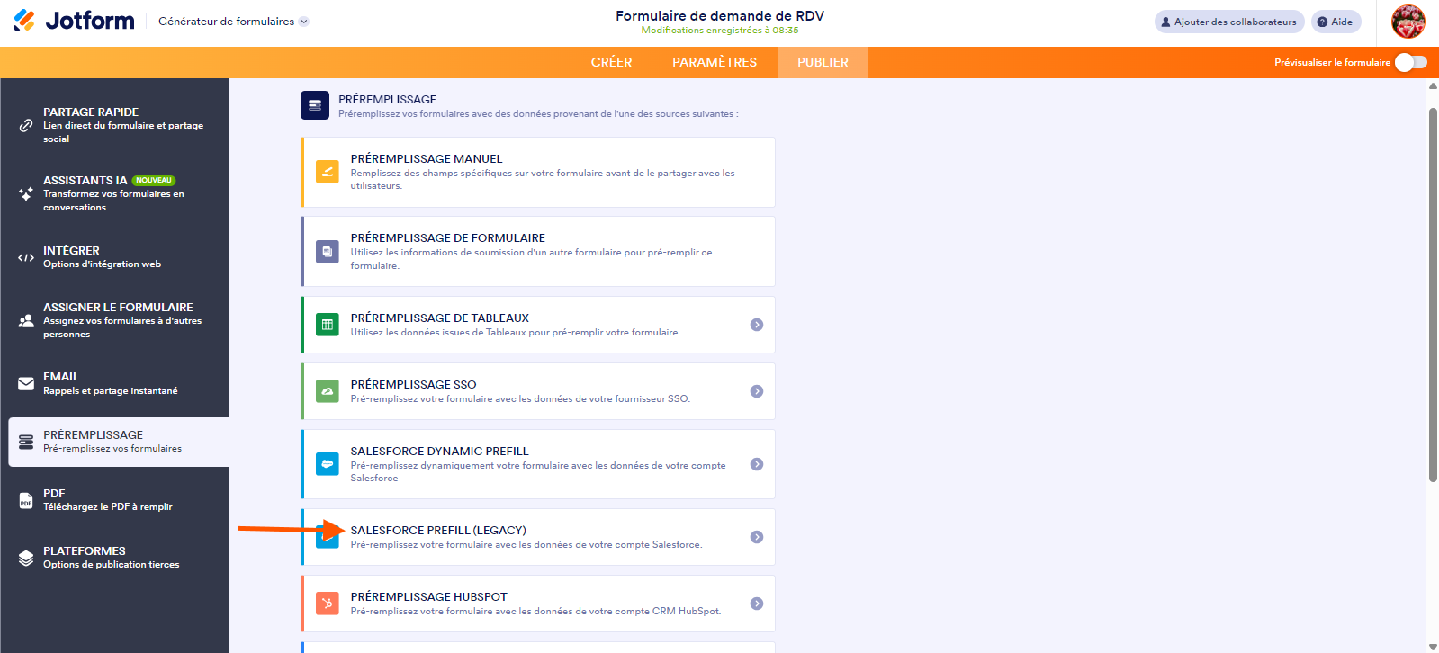 Capture d'écran montrant la liste des types de préremplissage dans le Générateur de formulaires Jotform avec une flèche pointant vers Préremplissage Salesforce