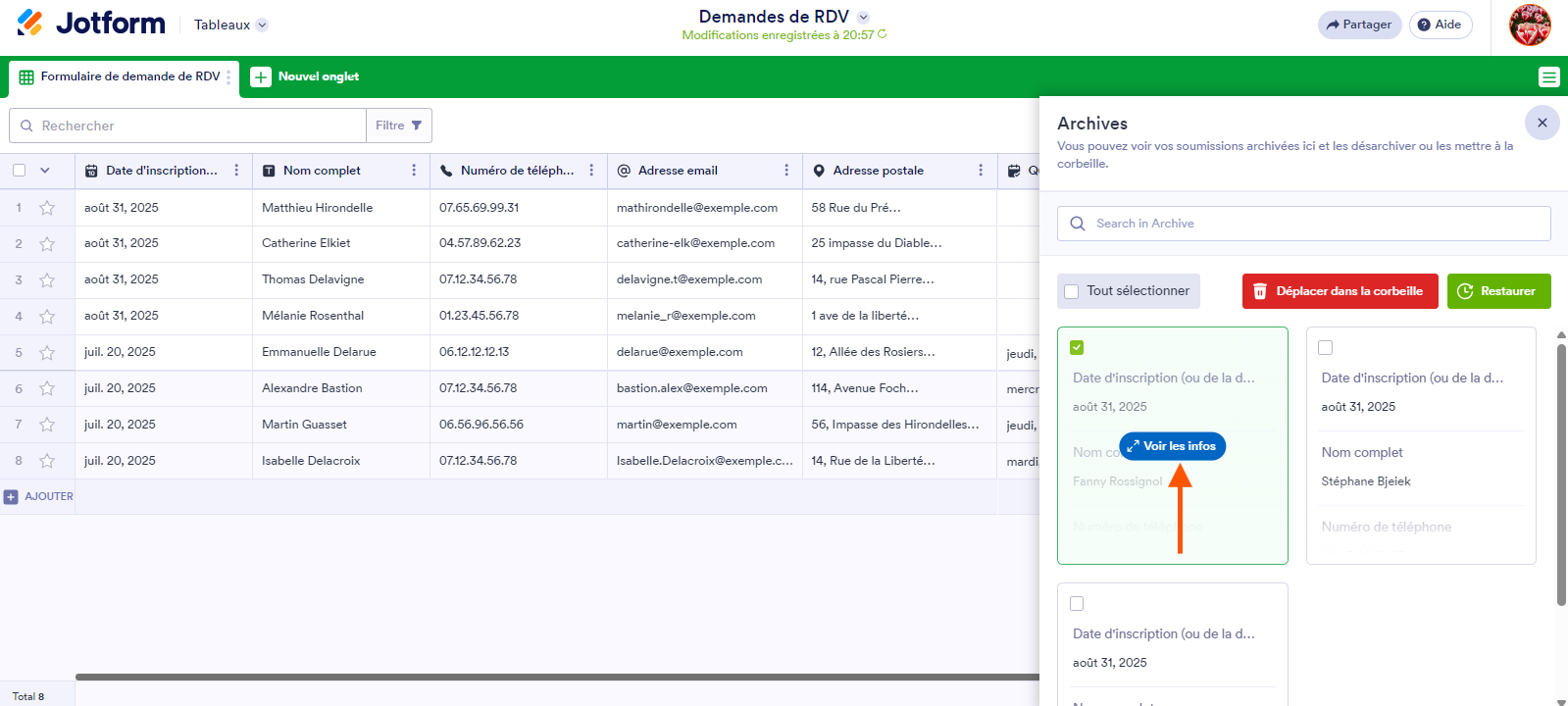 Capture d'écran d'un tableau avec le volet Archives déployé à droite, une entrée archivée sélectionnée et une flèche pointant vers le bouton Voir les infos, dans les Tableaux Jotform
