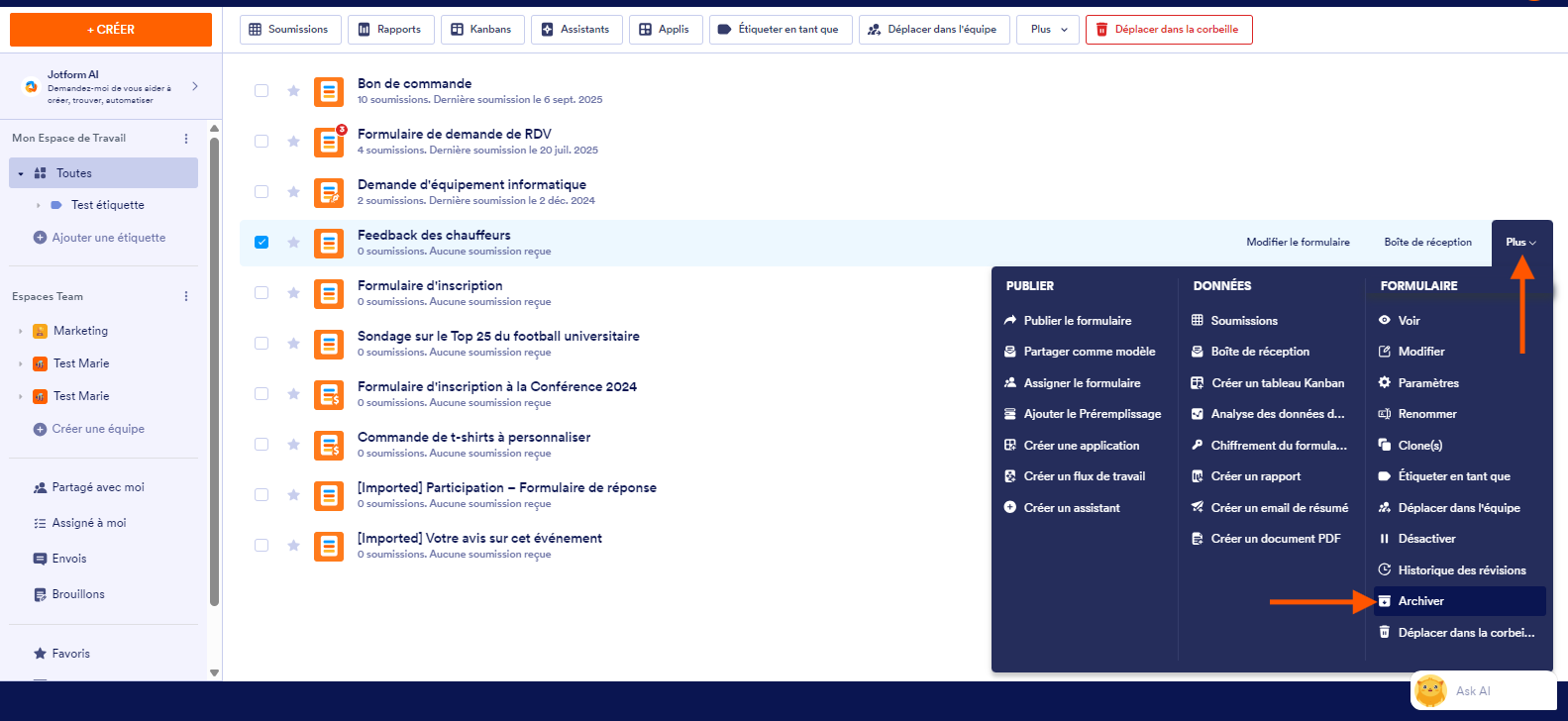 Capture d'écran de la liste des formulaires dans le Générateur de formulaires Jotform avec un formulaire sélectionné et la liste déroulante Plus ouverte avec une flèche pointant vers Plus et une autre pointant vers Archive