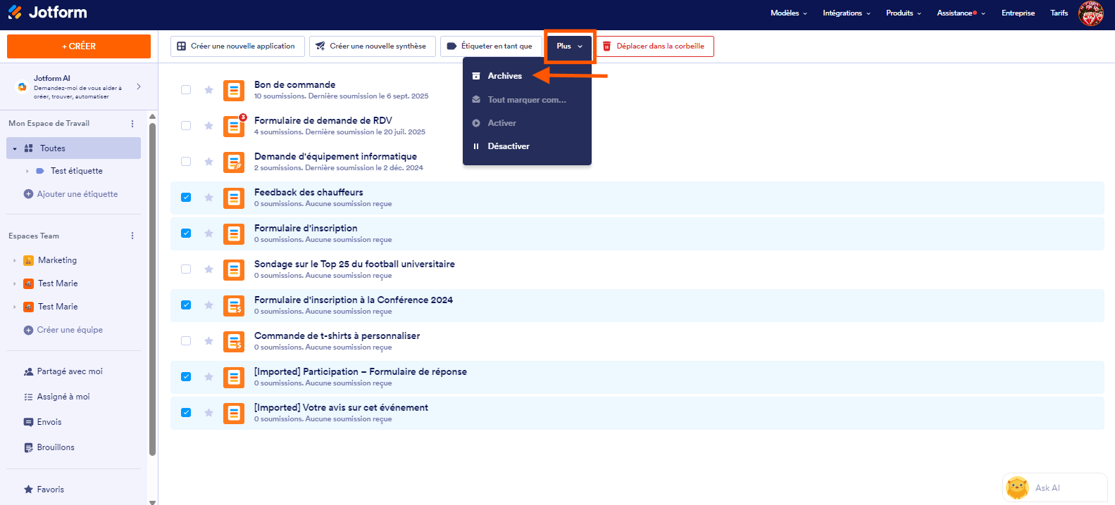 Capture d'écran de la liste des formulaires avec plusieurs formulaires sélectionnés, un encadré autour du bouton Plus en haut et une flèche pointant vers l'option Archives dans la liste déroulante