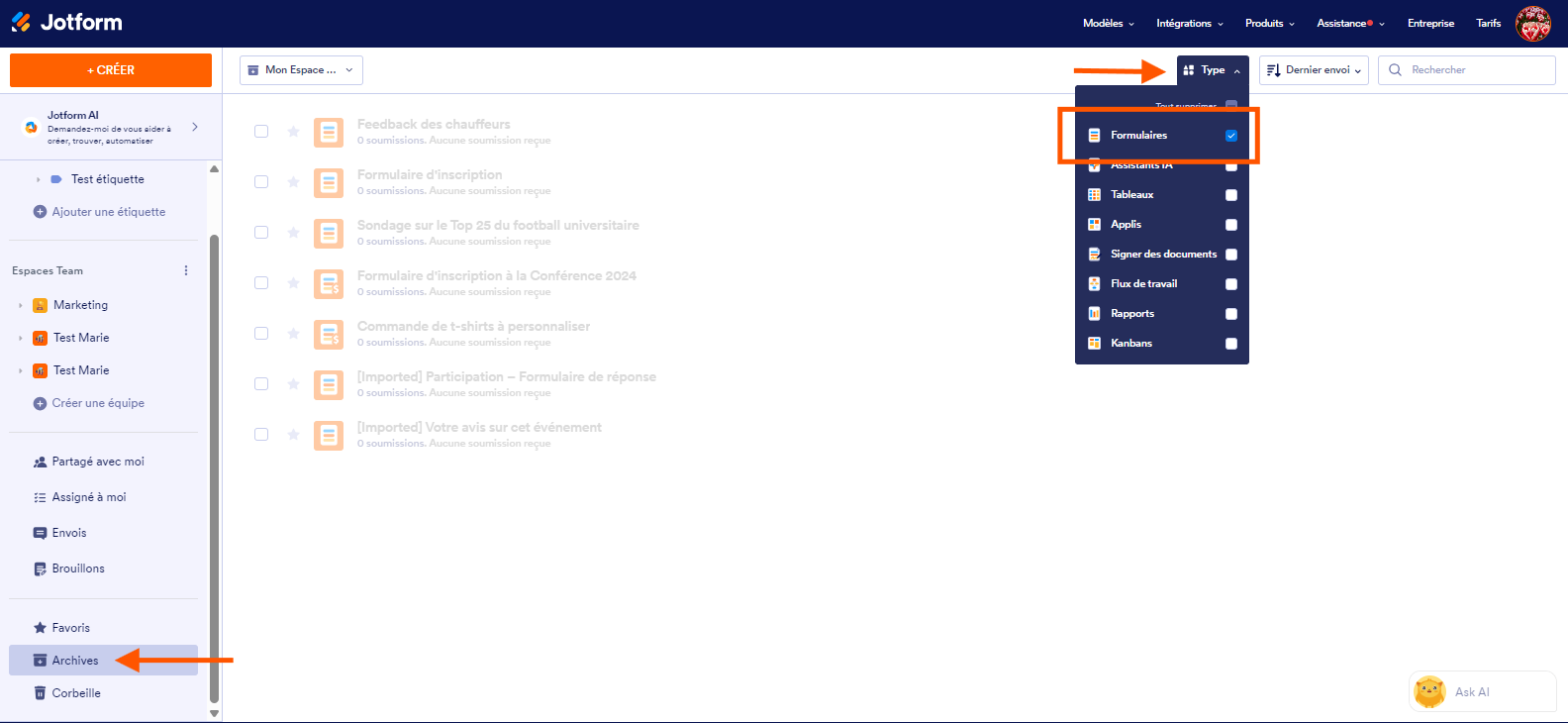 Capture d'écran de la liste des formulaires sur la page Mon Espace de Travail avec un flèche pointant vers Archives à gauche, une autre pointant vers Plus en haut et un encadré autour de l'option Formulaires cochées dans le menu Plus dans le Générateur de formulaires Jotform