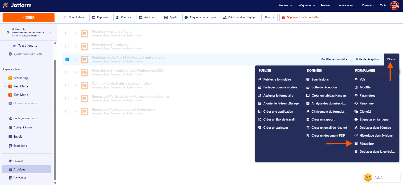 Capture d'écran d'un formulaire sélectionné dans la liste des formulaires archivés avec une flèche pointant vers le bouton Plus et une autre vers Récupérer dans la liste déroulante qui s'est ouverte