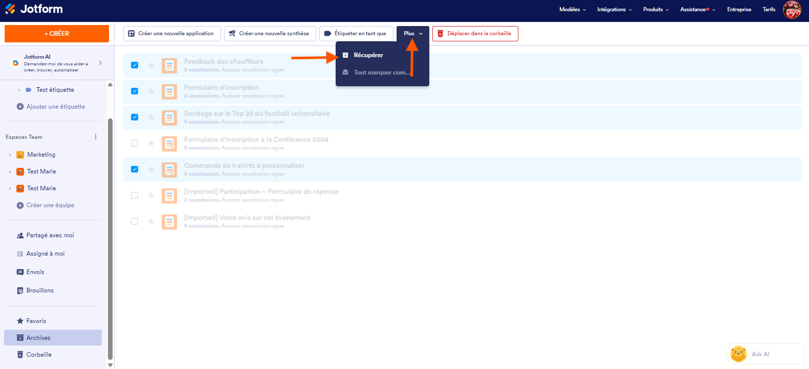 Capture d'écran de la liste des formulaires archivés sur la page Mon Espace de Travail avec plusieurs formulaires sélectionnés, une flèche pointant vers le bouton Plus en haut et une autre vers l'option Récupérer du menu qui s'est ouvert