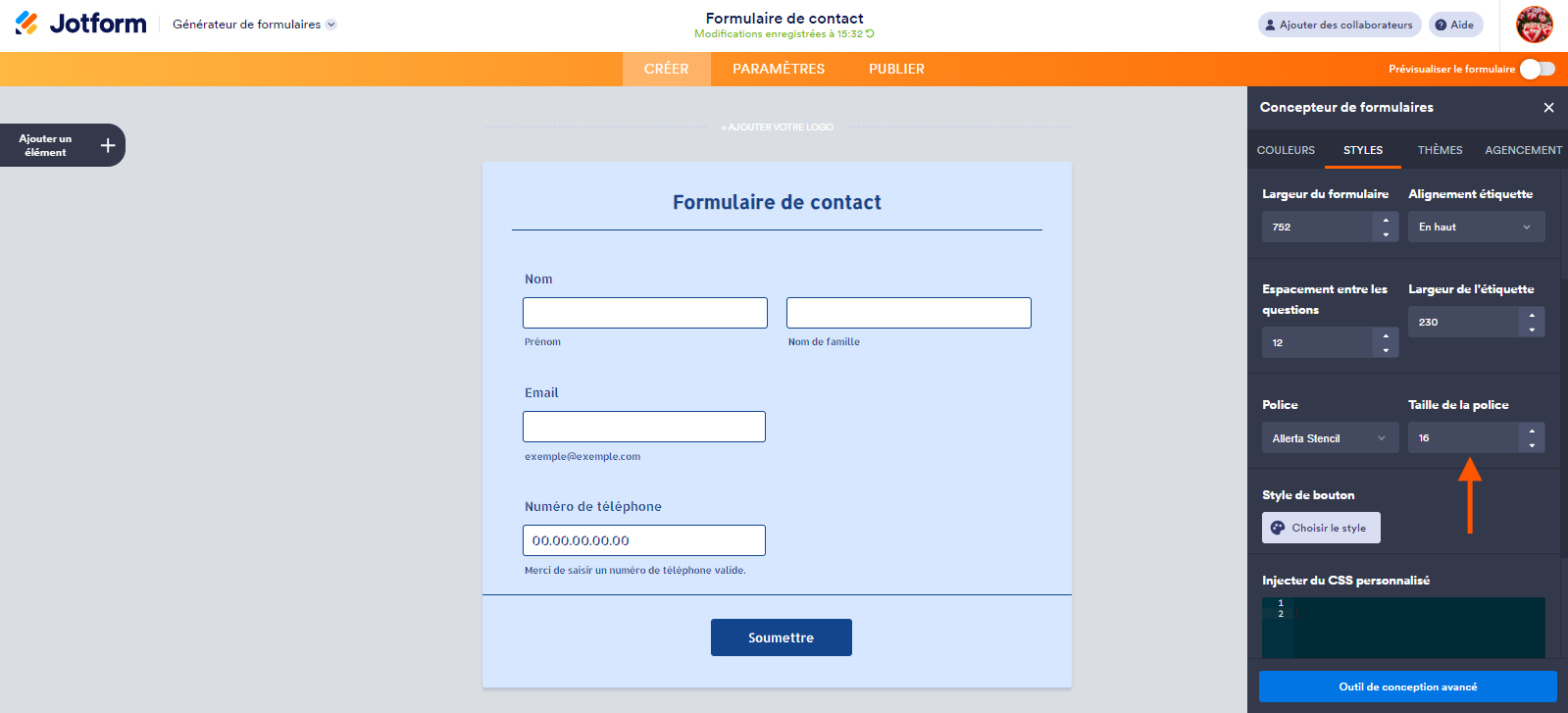 Capture d'écran du formulaire avec le volet Concepteur de formulaires à droite et une flèche pointant vers le champ Taille de la police dans l'onglet Styles