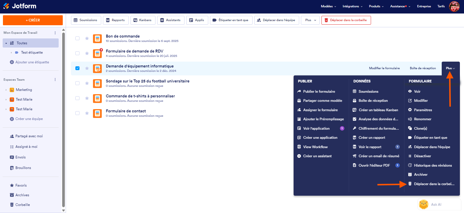 Capture d'écran de la page Mon Espace de Travail de Jotform avec un formulaire sélectionné , une flèche pointant vers Plus en bout de ligne et une autre pointant vers l'option Déplacer dans la corbeille dans la liste déroulante qui s'est ouverte