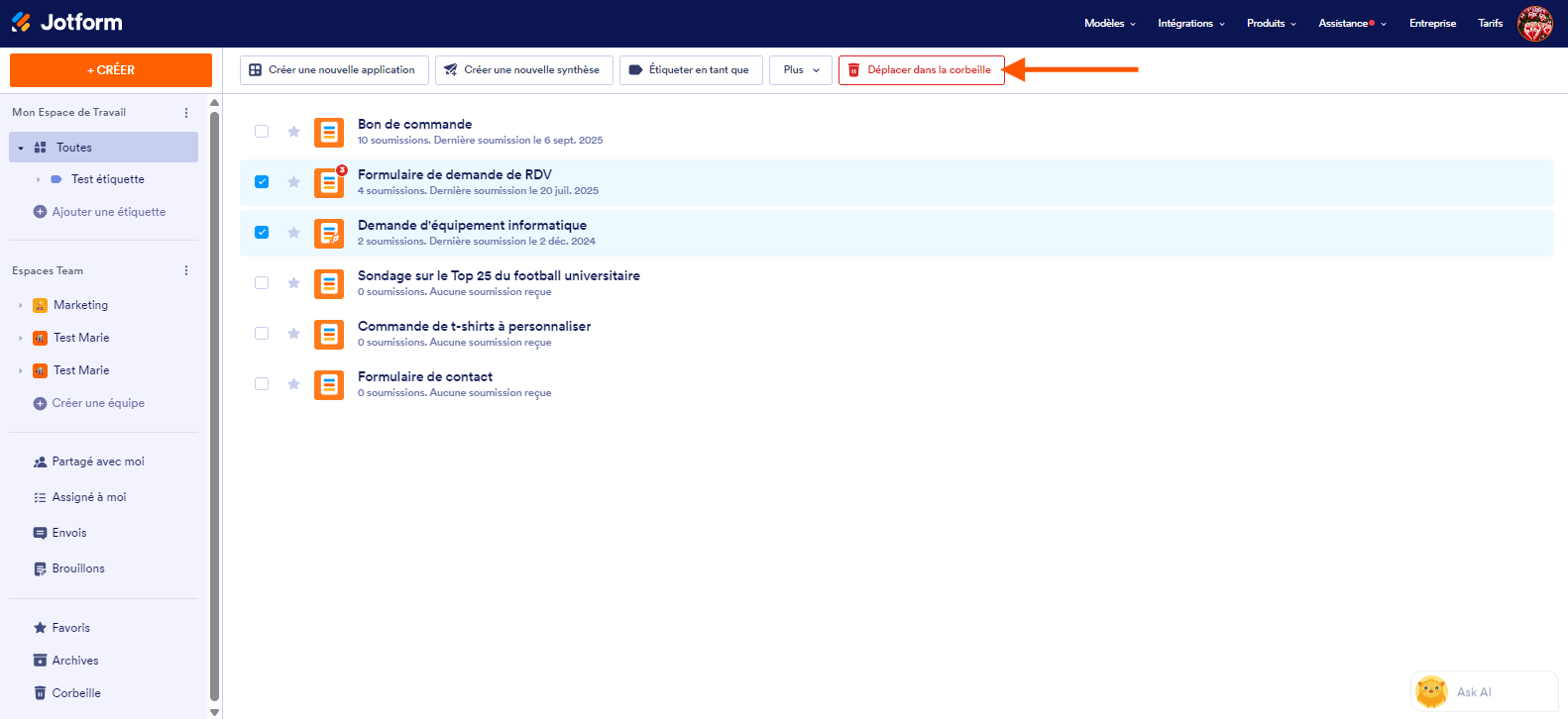 Capture d'écran de la liste des formulaires sur la page Mon Espace de Travail avec 2 formulaires sélectionnés et une flèche pointant vers le bouton déplacer dans la corbeille en haut