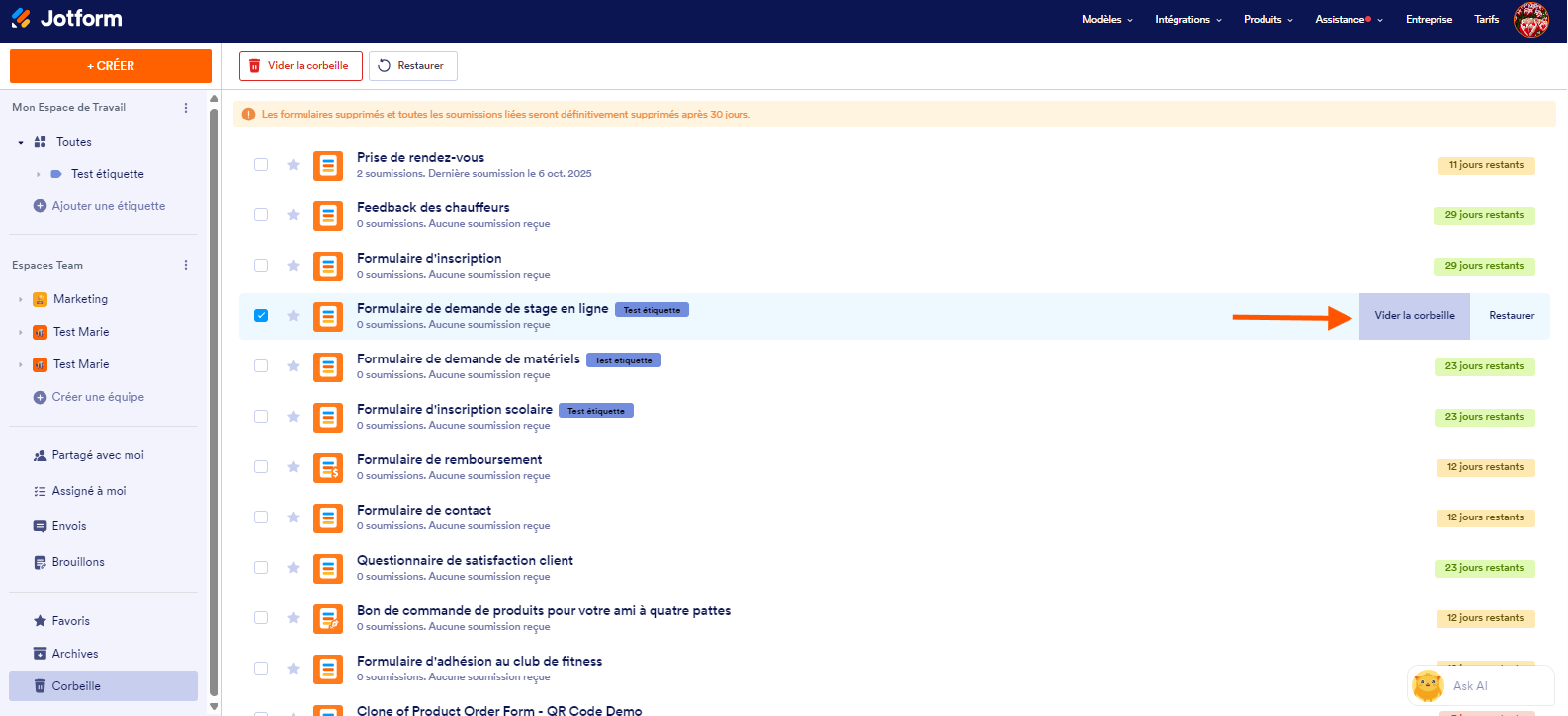 Capture d'écran de la page Mon espace de Travail avec la liste des formulaires déplacés dans la Corbeille, l'un d'entre eux est sélectionné et une flèche pointe vers le bouton Vider la Corbeille en bout de ligne