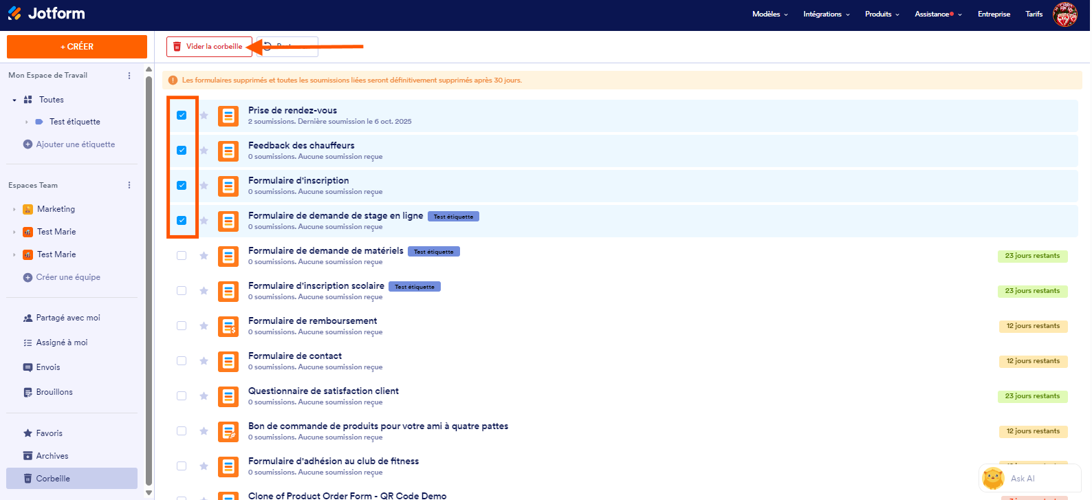 Capture d'écran de la page Corbeille sur la page Mon Espace de Travail avec une flèche pointant vers le bouton Vider la corbeille en haut et un encadré autour des cases des formulaires sélectionnés