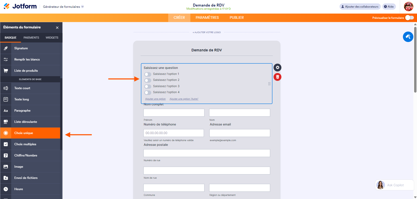 Capture d'écran d'un formulaire Demande de RDV dans le Générateur de formulaires Jotform avec une flèche pointant vers l'élément Choix unique dans le volet de gauche et une autre vers l'élément incorporé dans le formulaire
