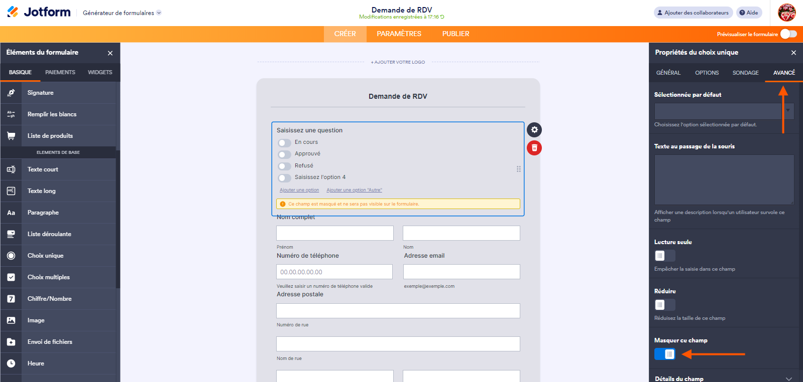 Capture d'écran d'un formulaire Demande de RDV dans le Générateur de formulaires Jotform avec une flèche pointant vers l'onglet Avancé dans le volet Propriétés à droite et une autre pointant vers le bouton Masquer ce champ qui est activé 