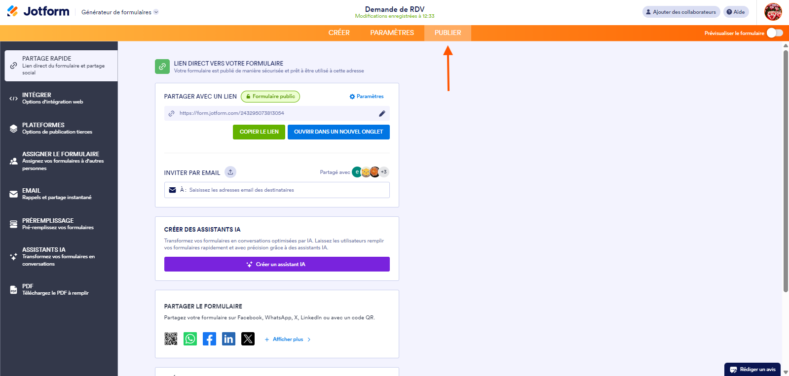 Capture d'écran d'un formulaire dans le Générateur de formulaires Jotform avec une flèche pointant vers l'onglet Publier
