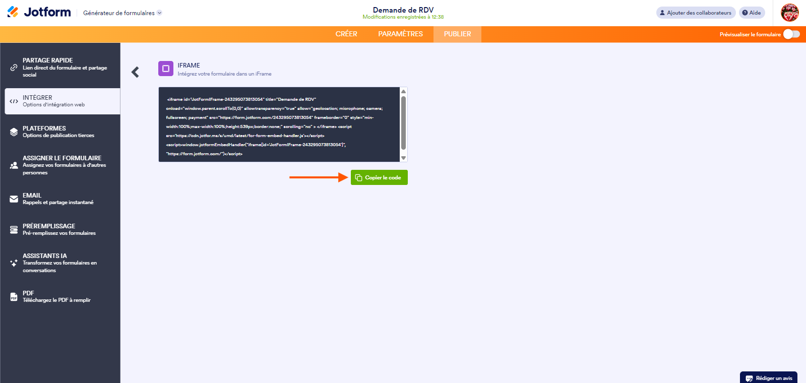 Capture d'écran de la fenêtre iFrame dans le Générateur de formulaires Jotform avec une flèche pointant vers le bouton Copier le code
