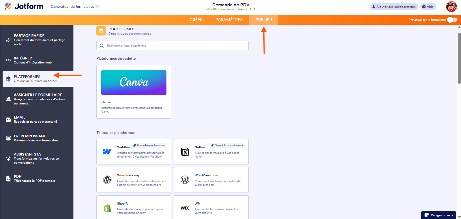 Capture d'écran du Générateur de formulaires Jotform avec la fenêtre Plateforme, une flèche pointant vers l'onglet Publier et une autre pointant vers Plateformes dans le volet de gauche