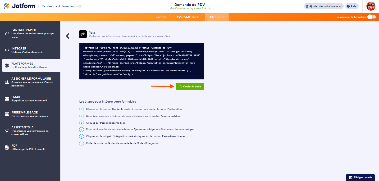 Capture d'écran du Générateur de formulaires Jotform avec l'intégration Yola et une flèche pointant vers le bouton Copier le code