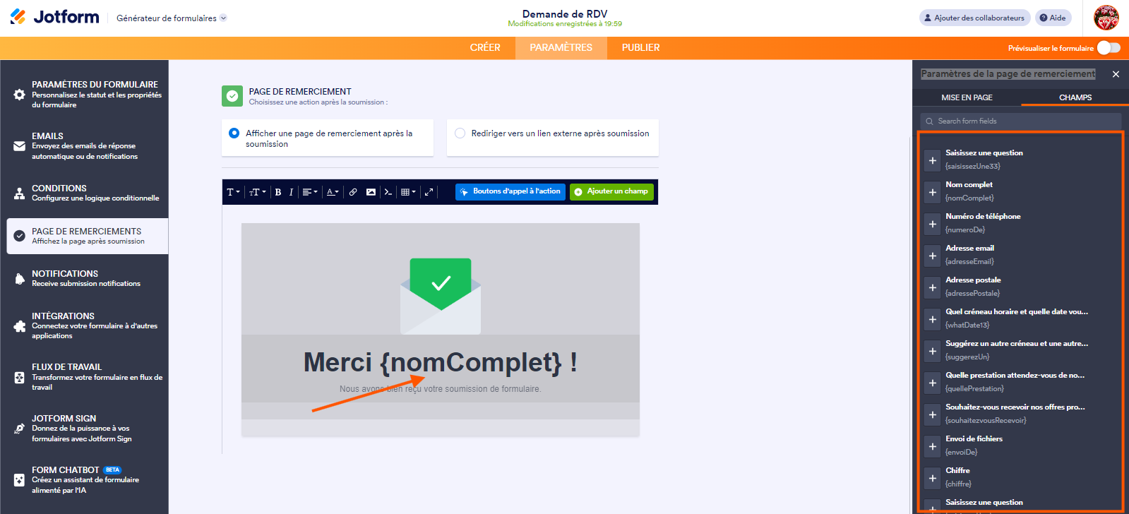 Capture d'écran du volet Paramètres de la page de remerciement dans le Générateur de formulaires Jotform avec un encadré autour des options de l'onglet Champs et une flèche pointant vers le champ Nom complet ajouté dans le remerciement du formulaire