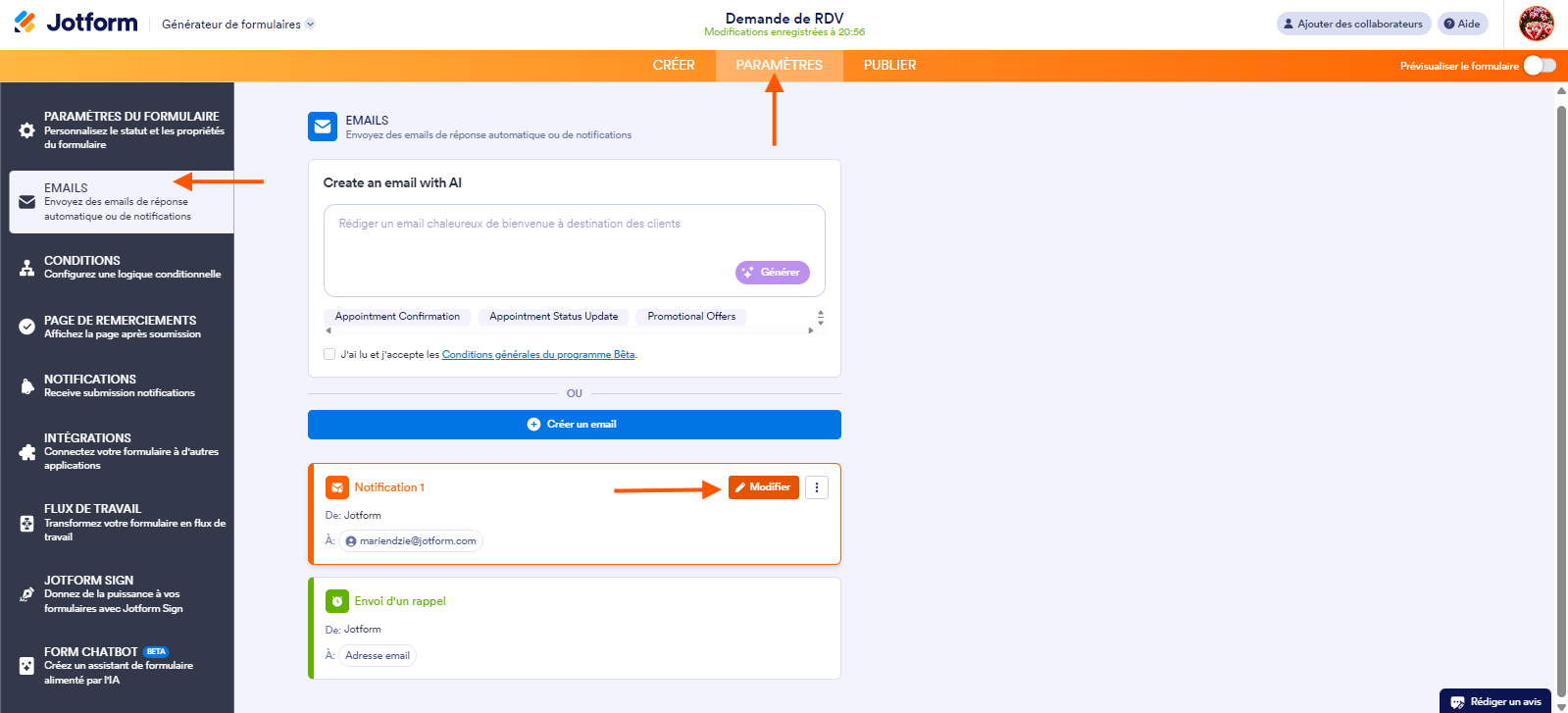 Capture d'écran du Générateur de formulaires Jotform avec une flèche pointant vers l'onglet Paramètres, une autre vers l'option Emails et une troisième vers le bouton Modifier avec l'icône de crayon