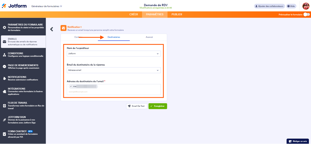 Capture d'écran de la fenêtre Notification 1 dans le Générateur de formulaires Jotform avec une flèche pointant vers l'onglet Destinataires et un encadré autour des champs Nom de l'expéditeur, Email du destinataire de la réponse et Adresse du destinataire de l'email