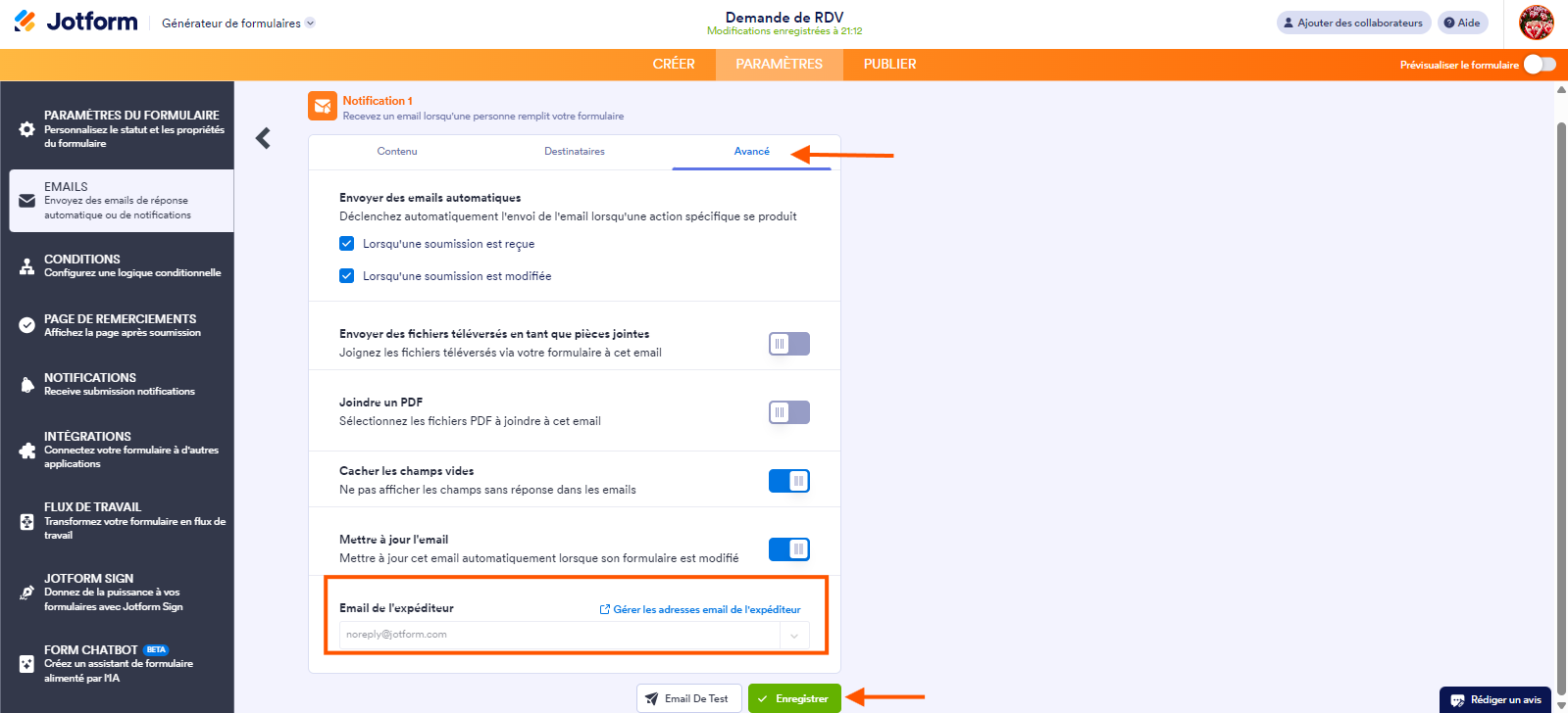 Capture d'écran de la fenêtre Notification 1 dans le Générateur de formulaires Jotform avec une flèche pointant vers l'onglet Avancé et un encadré autour du champ Email de l'expéditeur 