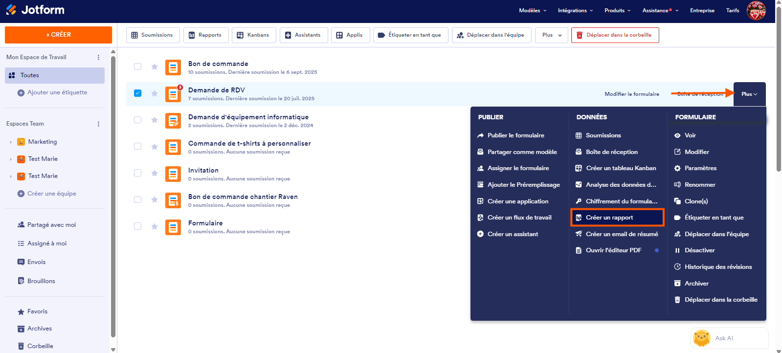 Capture d'écran de la page Mon Espace de Travail du Générateur de formulaires Jotform avec une flèche pointant vers le bouton Plus et un encadré autour de Créer un rapport dans le menu qui s'ouvre