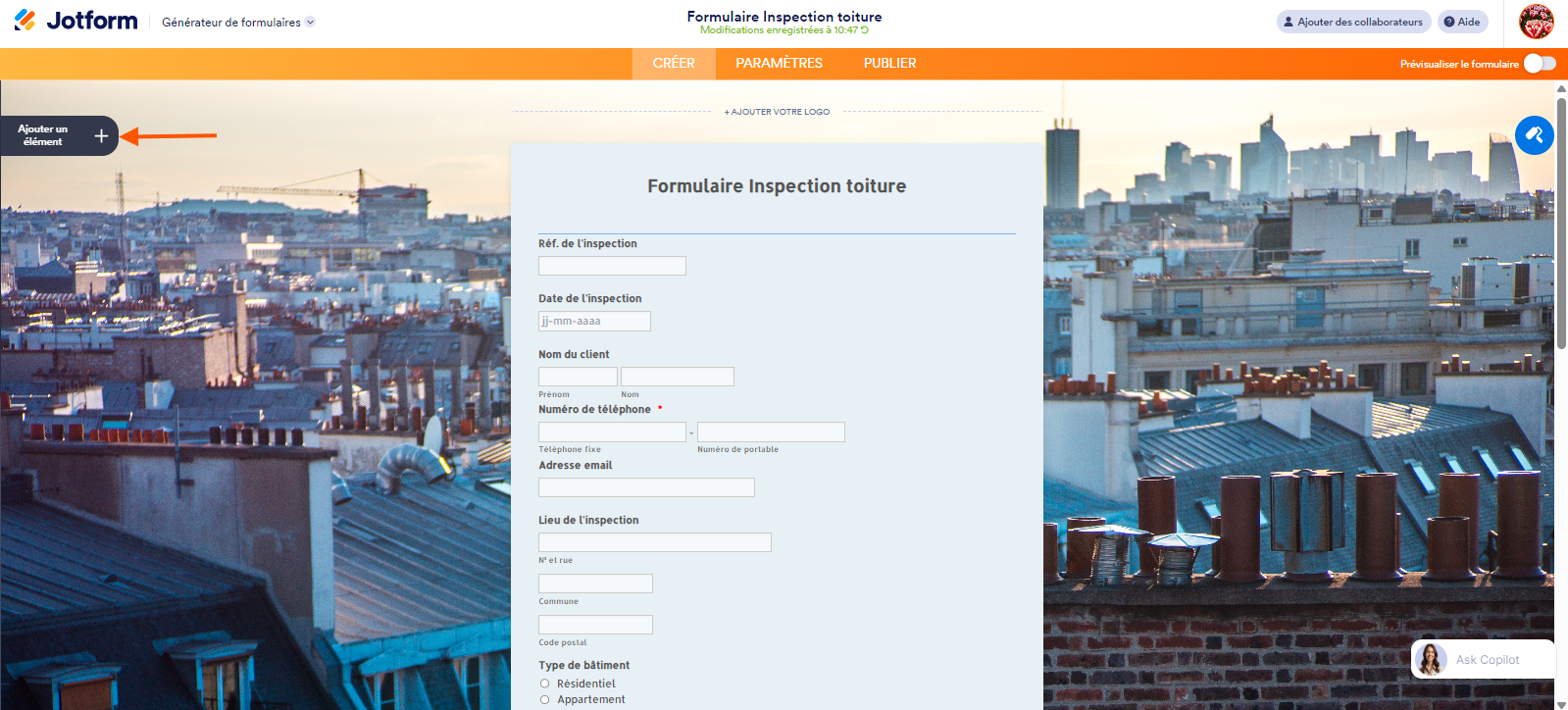 Capture d'écran de l'interface du Générateur de formulaires Jotform avec une flèche pointant vers le bouton Ajouter un élément en haut à gauche