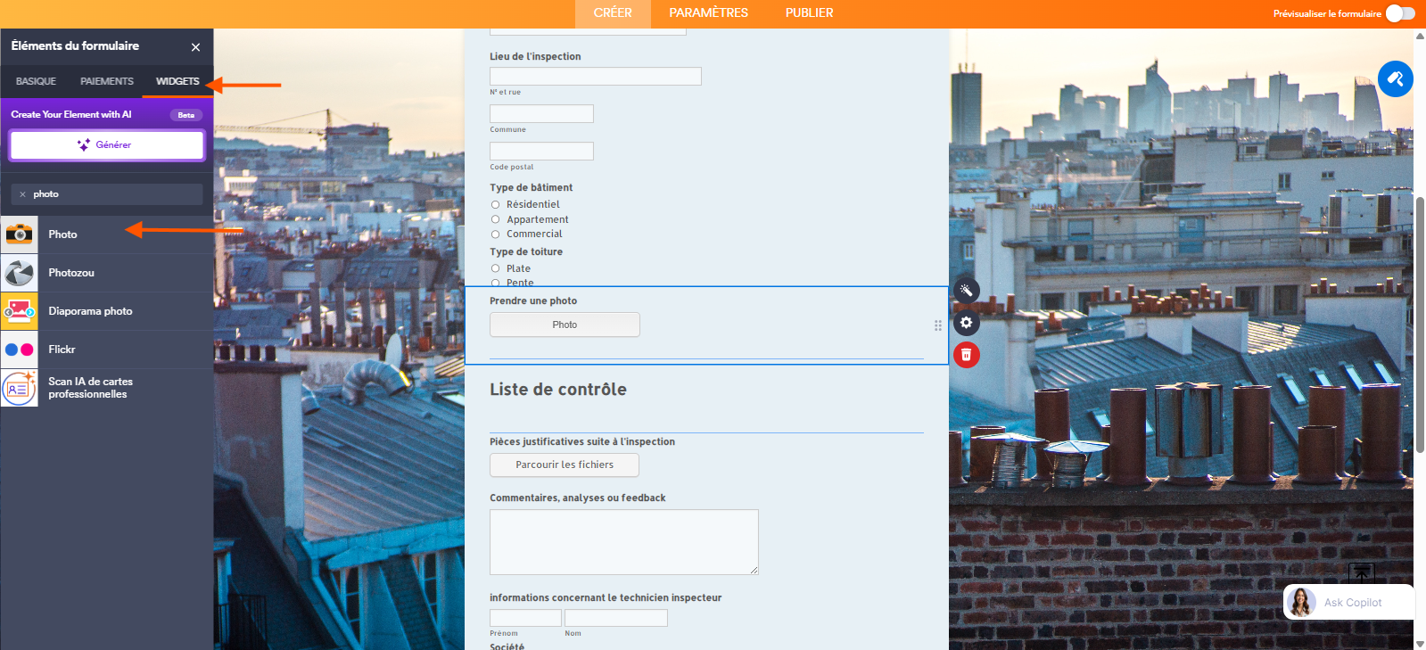 Capture d'écran du volet Éléments de formulaire dans le Générateur de formulaires Jotform avec une flèche pointant vers l'onglet Widgets et une autre pointant vers le widget Photo