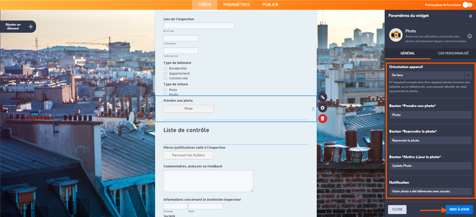 Capture d'écran du volet Propriétés du widget Photo dans le Générateur de formulaires Jotform avec un encadré autour des options de configuration et une flèche pointant vers le bouton Mise à jour en bas