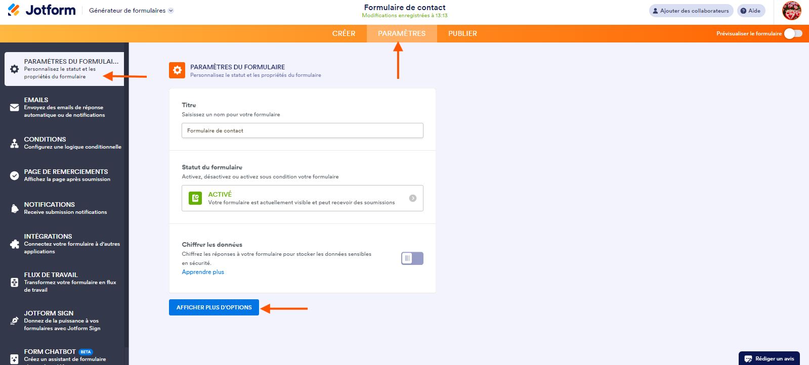 Capture d'écran de la fenêtre Paramètres du formulaire dans le Générateur de formulaires Jotform avec une flèche pointant vers l'onglet Paramètres, une autre pointant vers Paramètres du formulaire dans le volet de gauche et une troisième pointant vers le bouton Ajouter plus d'options
