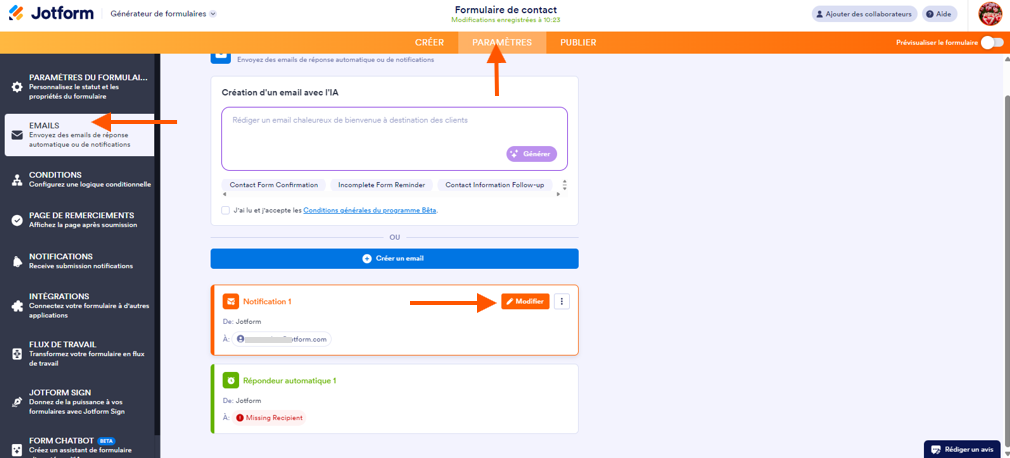 Capture d'écran de la page Emails dans le Générateur de formulaires Jotform avec une flcèhe pointant vers l'onglet Paramètres, une autre pointant vers emails dans le volet de gauche et une troisième pointant vers le bouton Modifier de la Notification par email 1