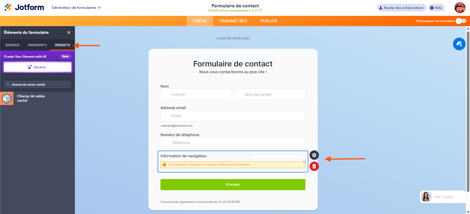 Capture d'écran d'un formulaire dans le Générateur de formulaires Jotform avec une flèche pointant vers l'onglet Widgets du volet Éléments de formulaire à gauche et une autre pointant vers l'élément Informations du navigateur ajouté au formulaire