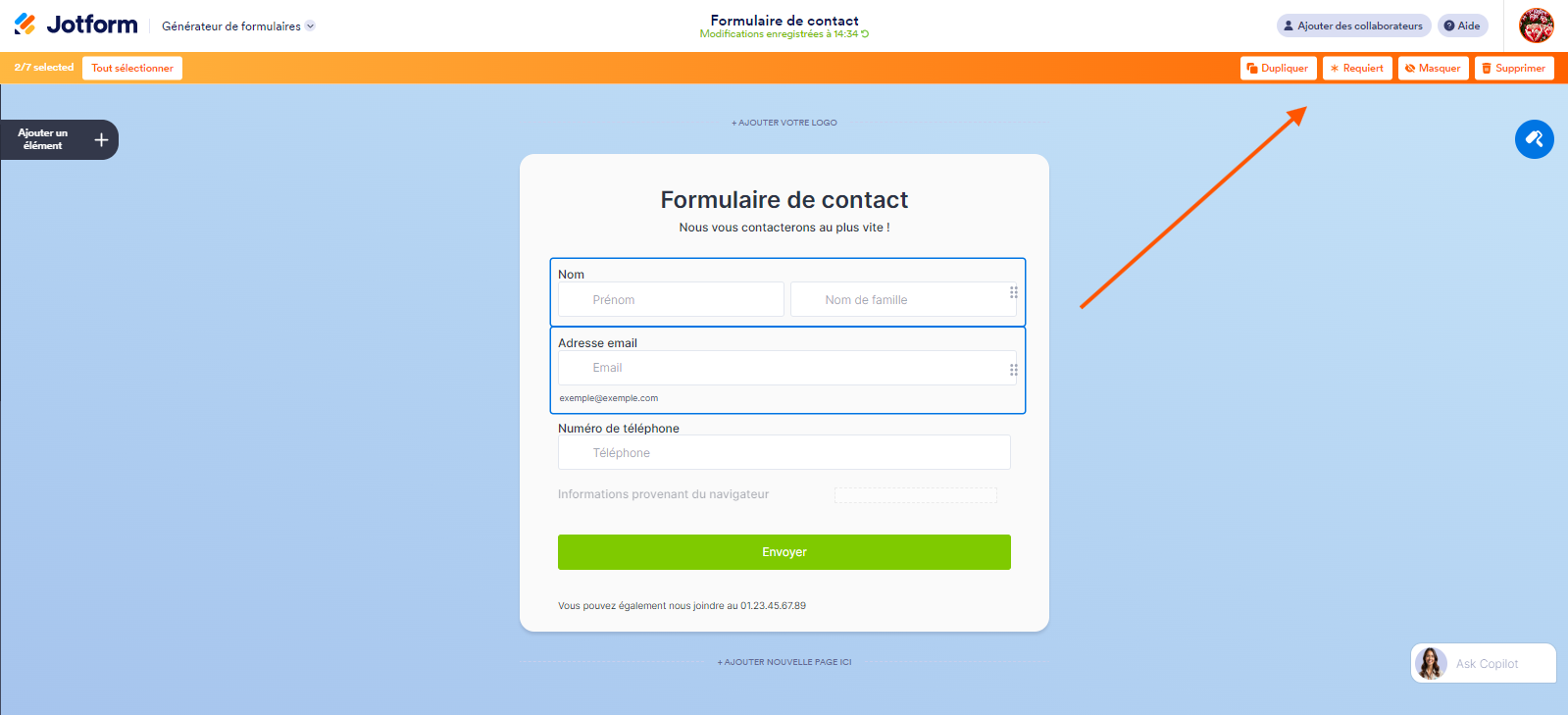 Capture d'écran d'un formulaire dans le Générateur de formulaires Jotform avec deux éléments de formulaire sélectionnés simultanément et une flèche pointant vers les boutons Dupliquer, Requiert, Masquer, Supprimer dans une barre de menu en haut du formulaire