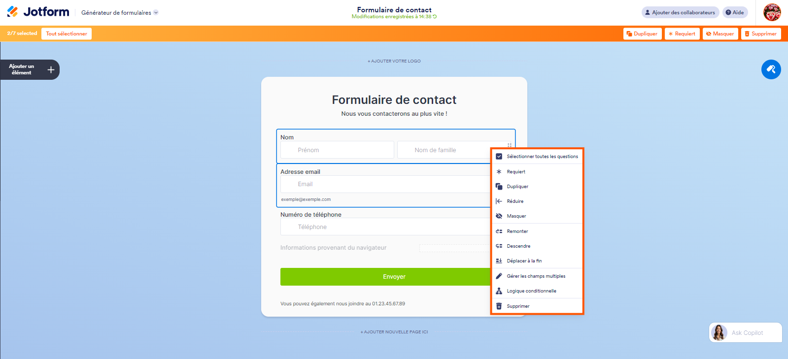 Capture d'écran d'un formulaire dans le Générateur de formulaires Jotform avec deux éléments de formulaire sélectionnés simultanément et un encadré autour du menu contextuel de l'option de sélection multiple