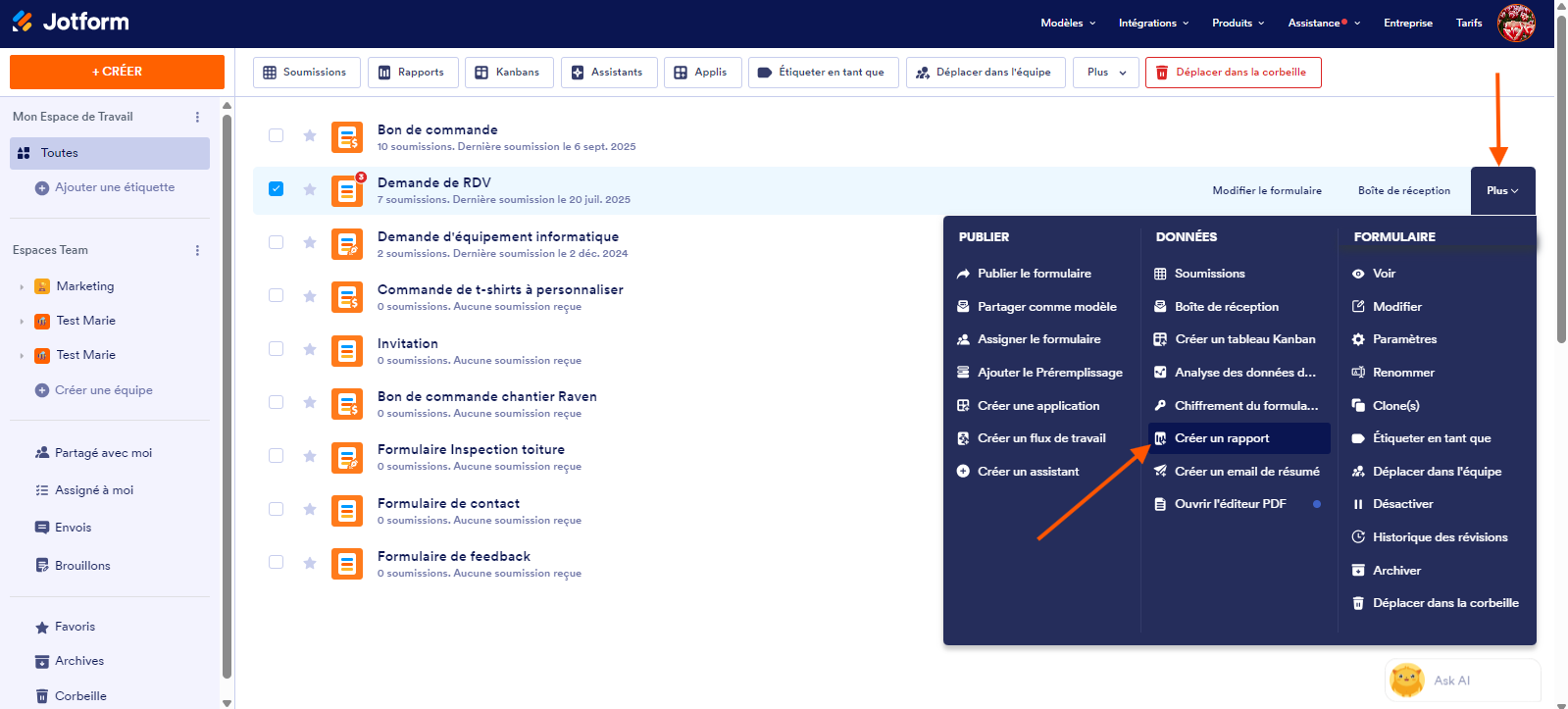 Capture d'écran de la page Mon Espace de Travail dans le Générateur de formulaires Jotform avec une flèche pointant vers le bouton Plus à droite et une autre pointant vers Créer un rapport dans le menu qui s'est ouvert
