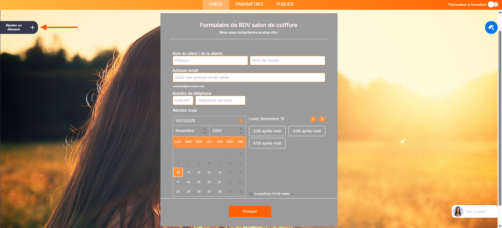 Capture d'écran d'un formulaire dans le Générateur de formulaires Jotform avec une flèche pointant vers le bouton Ajouter un élément