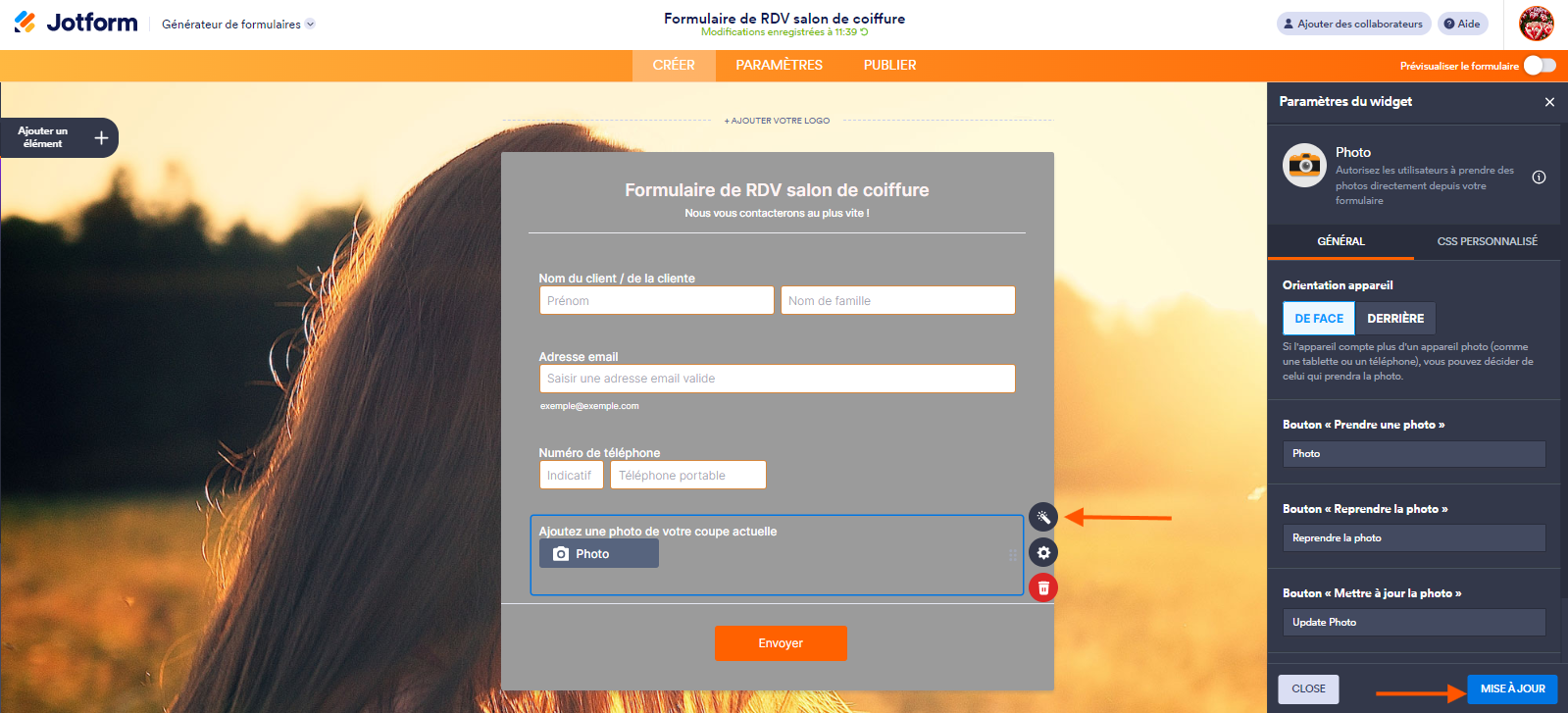 Capture d'écran d'un formulaire dans le Générateur de formulaires Jotform avec une flèche pointant vers l'icône de baguette magique à droite du widget Photo et une autre pointant vers le bouton Mise à jour dans le volet Paramètres du widget